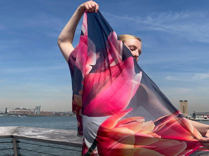 'Dark and Light' Floral Scarf "Étendre"